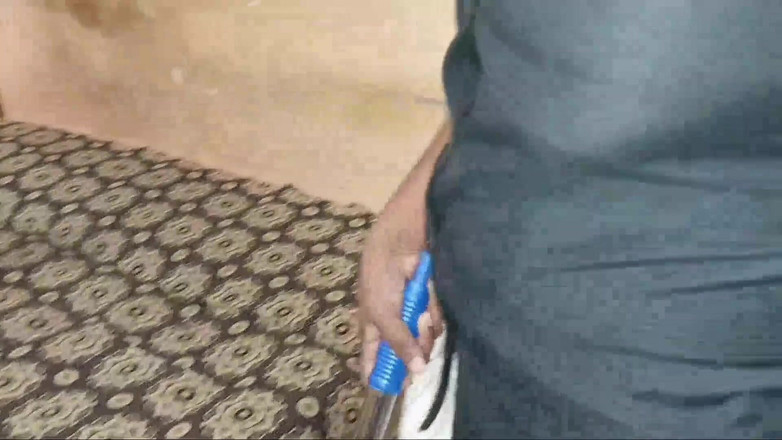 Apple Porn: Красивая индийская горничная в первый раз трахается