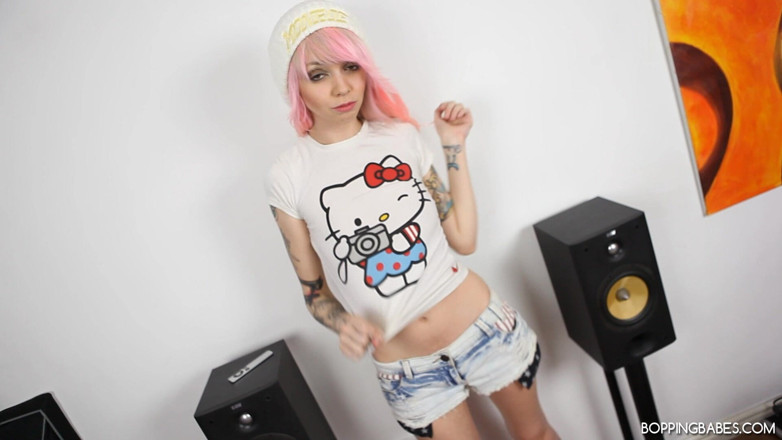 Bopping babes: Minni - Testing My Speakers