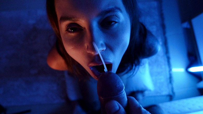 Ghomestory: Šťavnatá brunetka dostane výstřik na obličej!