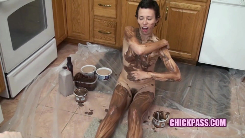 ChickPass Amateurs: Shelly covers her body with chocolate