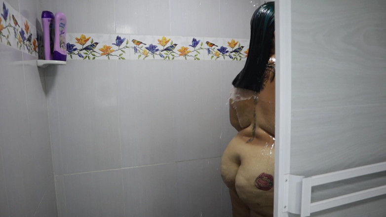 Lexly_16: Kız banyo yapıyor ve çok ateşli latine dokunuyor