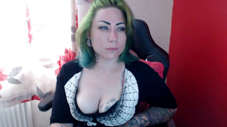 Tattooed Milfy Mama: Silly burps