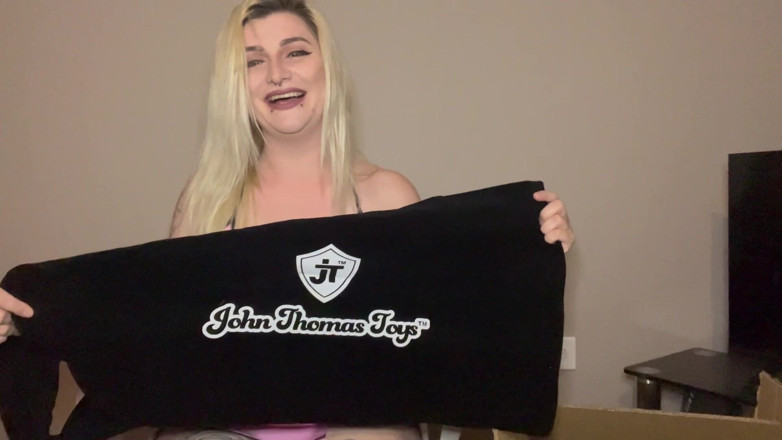 EeveeXo: Unboxing Giant John Thomas Dildos Free