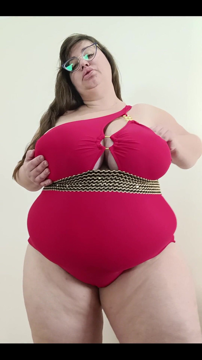 Nina Doll: 새로운 빨간 수영복