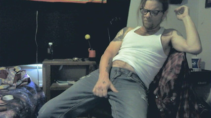 Rooster: Facet robi się nagi i bawi się swoim dildem, a...