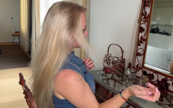 Anna Lynx: Mi spazzolando i miei lunghi capelli sexy