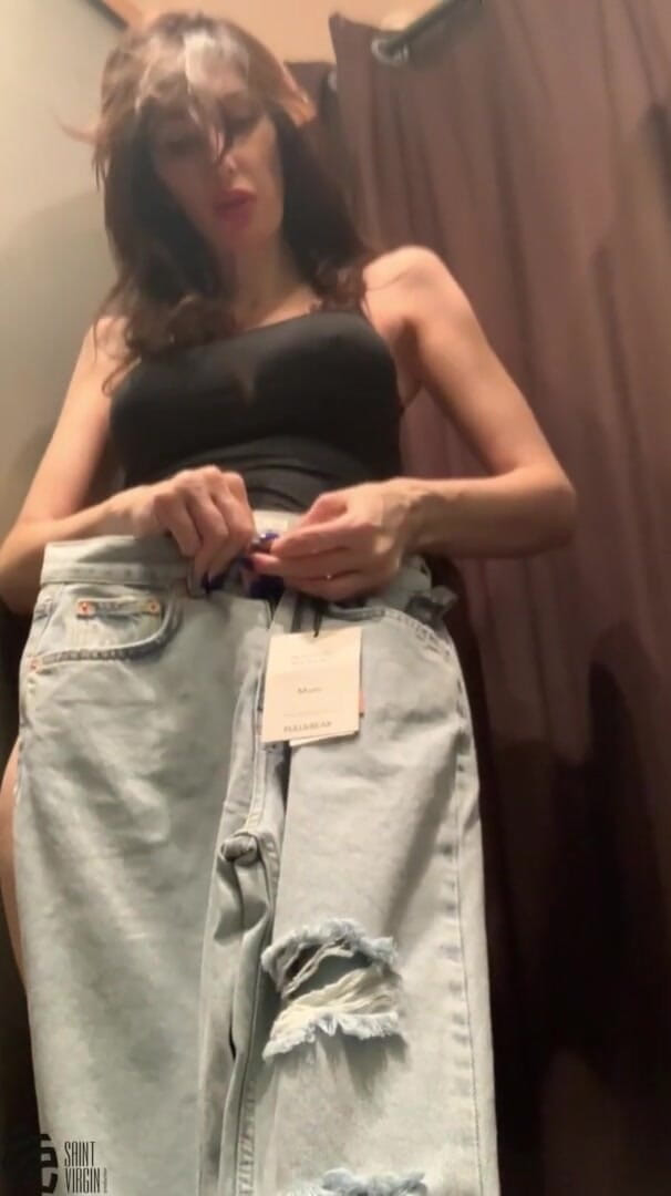 LizaVirgin: Hete milf masturbeert in de paskamer van de winkel