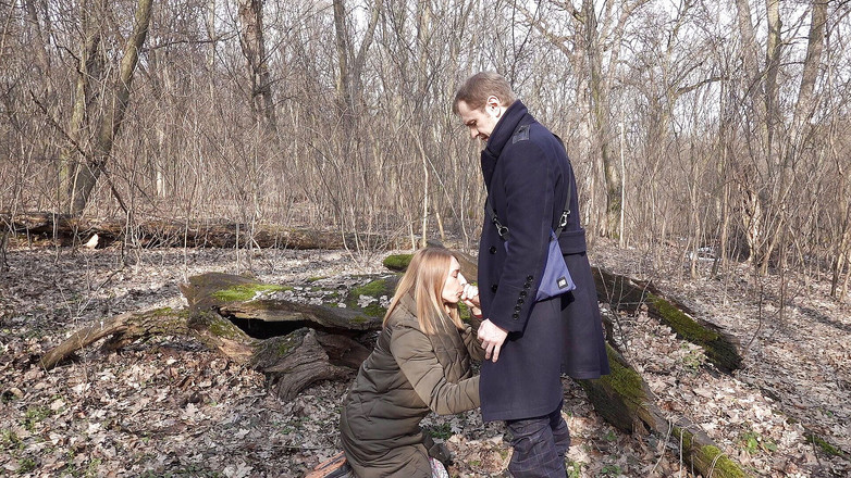 Anal Fans Couple: Pretty girl made a sweet quick blowjob in the woods...