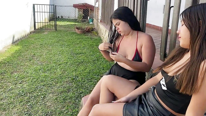 catalinagrande: 我们的朋友邀请我们去小屋，最后我们在整个房子里玩3P