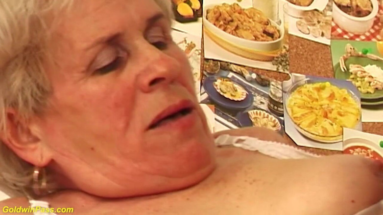 Crazy Old Moms: Oma met harig bosje heeft harde nodig