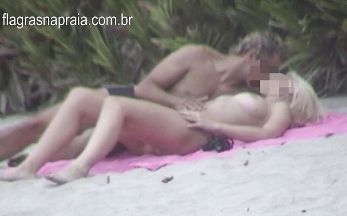 Amateurs videos: Shameless couple try to have sex on the beach near...