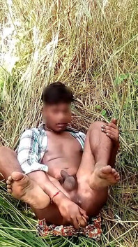Un ragazzo indiano si scopa il culo con un grosso cetriolo masturbazione hardcore nella foresta