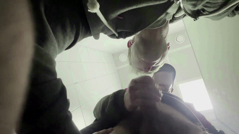 Throateman: 先生の厚いものは公衆トイレで吸い込まれる。生徒への平手拍手