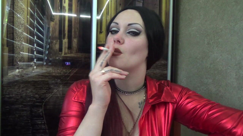 Goddess Misha Goldy: Lips worship. How do you think can you cum today?