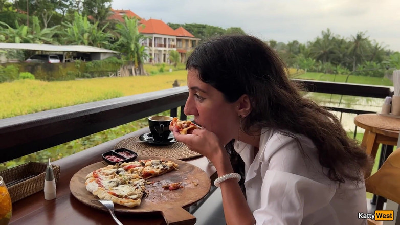 Katty West: Äta pizza med sperma på mitt ansikte i en kafé...