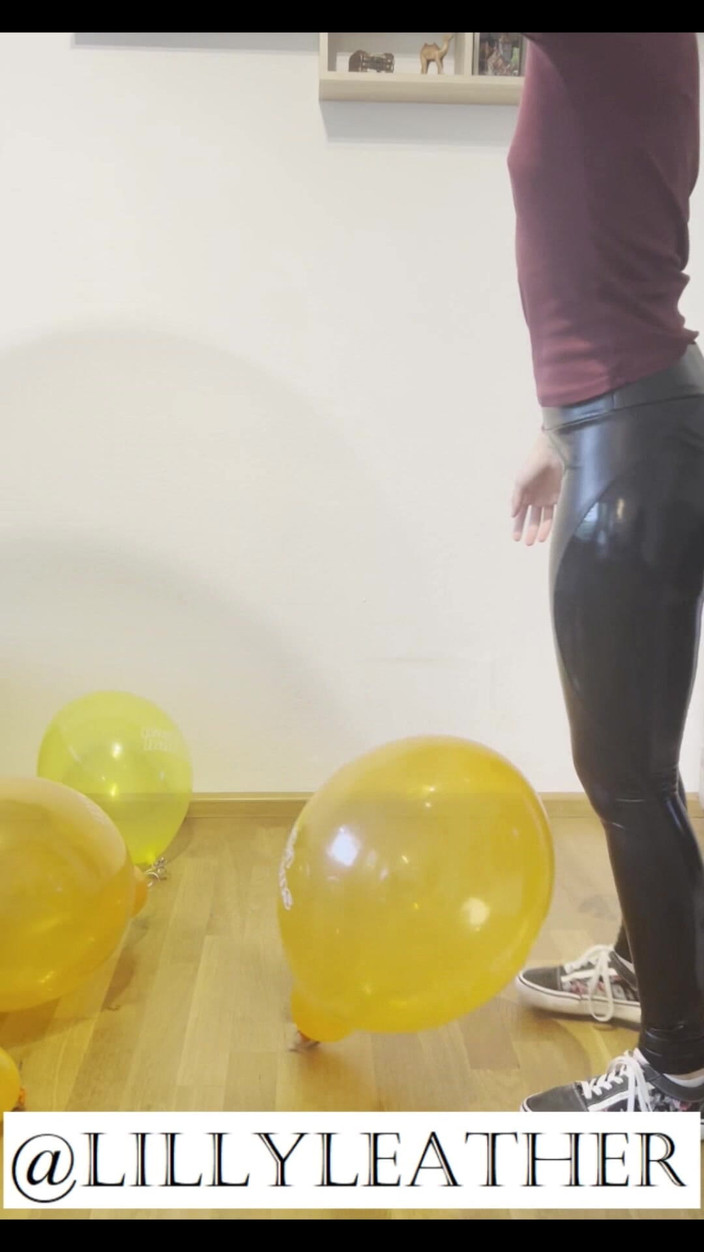 LillyLeather: La ragazza looner esce fuori 4 palloncini in abito carino e...