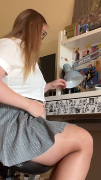 سكرتيرة متزوجة غازية لا تستطيع السيطرة على ضراطاتها