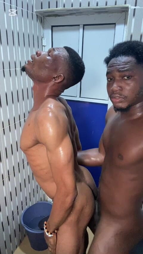 Dverse: Cewek ini lagi mandi sambil mandi!