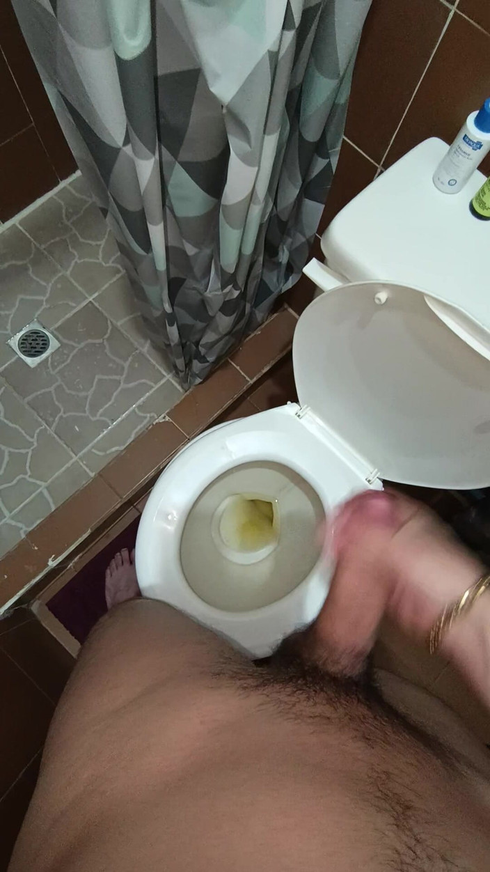 charlessteel: Dwa strumienie nasienia w łazienkowym moczu