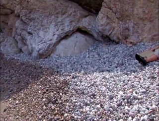 European Classics: Kongkek panas di pantai pebble