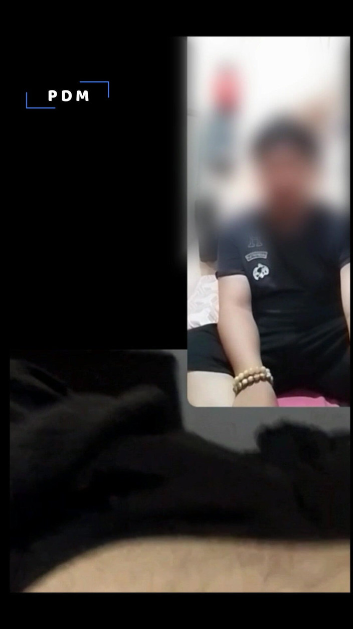 pinoy malibog: 01 ngocok kontol temanku sambil ngobrol di video