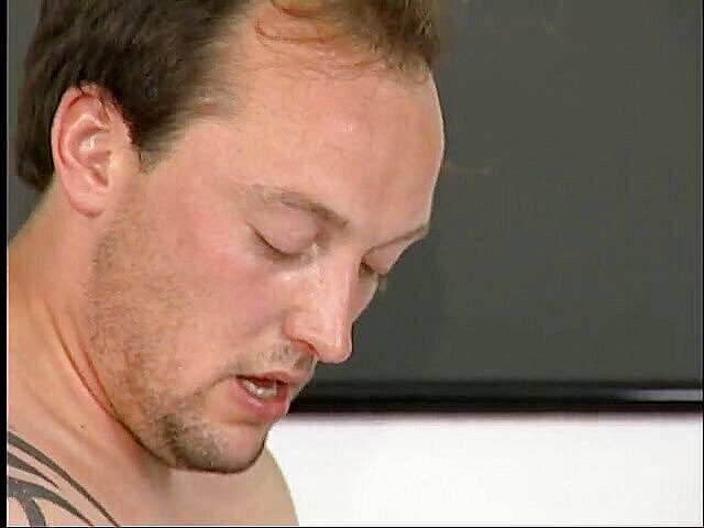 Xfamster: Baculatá zralá dáma si nechá vyvrtat kundičku na posteli