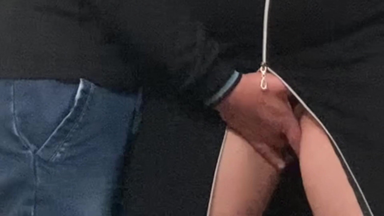 Niki studio: Uff!! Un străin degete murdare mi-a frecat pizda în metroul german