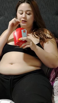 Nicole come demais e é fodida
