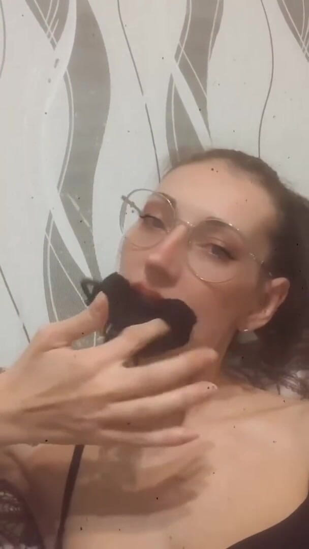 Tina Wink: Twój dziki kotek flirtuje z tobą. liże wtyczkę, wkłada majtki...