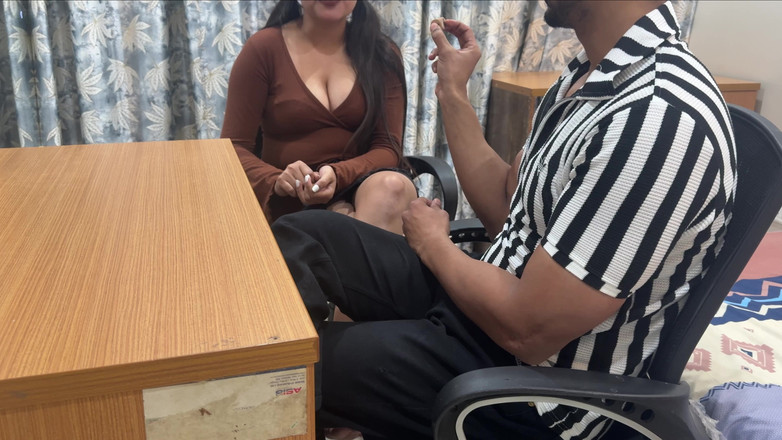 Hornycouple149: Я знаходжу секс-іграшку своєї маленької індійської зведеної сестри і показую їй, як мій член робить мінет