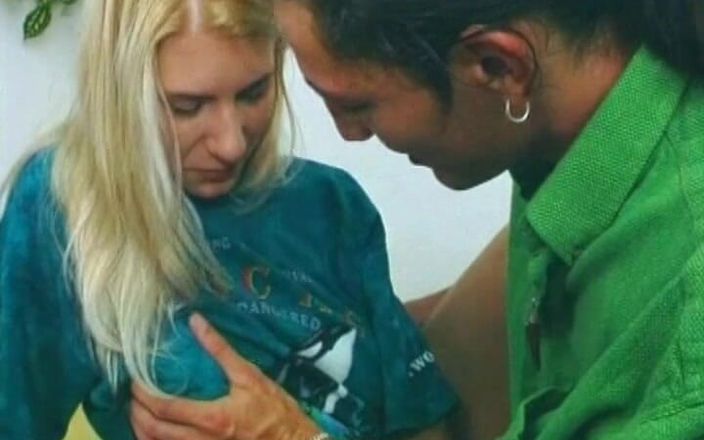 Deutsche Frauen: Niemiecka blond lalka lubi gorące ruchanie