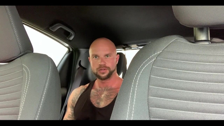 Jasons feet: ड्राइवर और विशाल तलवे