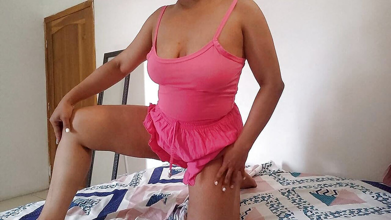 PATY PATY: 彼女のお尻が開いて、彼女のおっぱいが飛び跳ねているラティーナは、指とおいしいコックを求めています