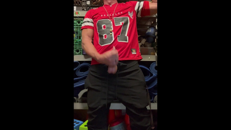 JockDad87: Jockdad87 menyemprotkan muatan ke dalam jerseynya dengan nomor 87.