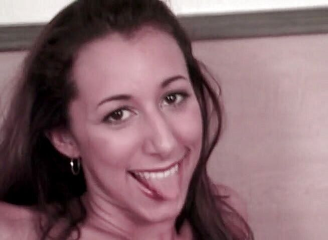 Alfacontent: Милая юная брюнетка раздвигает ноги и пробурил киску