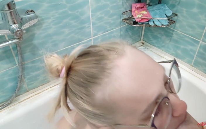 Meri-Mouse: Sert ağız sikişi ve gözlüğüme boşalma