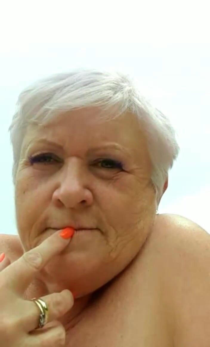 Uk Joolz: 오늘 클럽에서 일광욕을 즐기는 벌거벗은 소녀