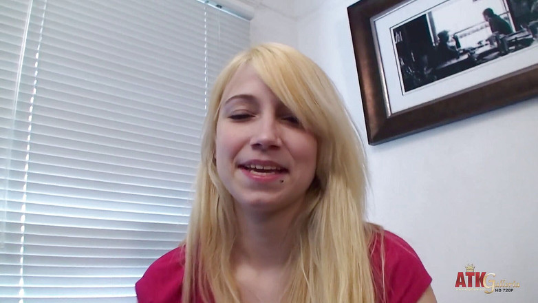 ATKIngdom: Büyük memeli sarışın sert bir yarakla sikiliyor