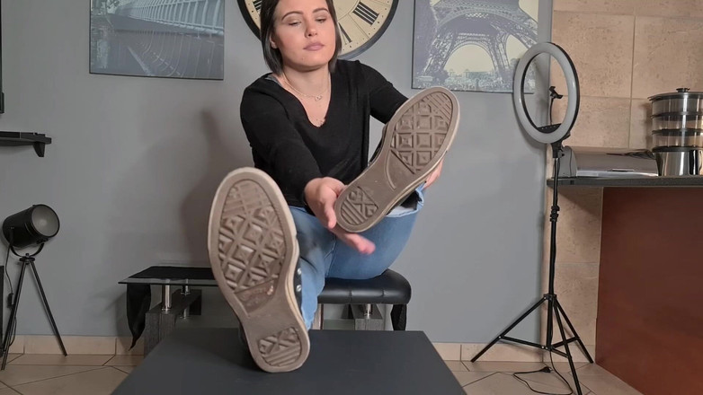 domslutfucker: Bob hair babe, wskazuje i rozprzestrzenia palce u stóp, przekracza...