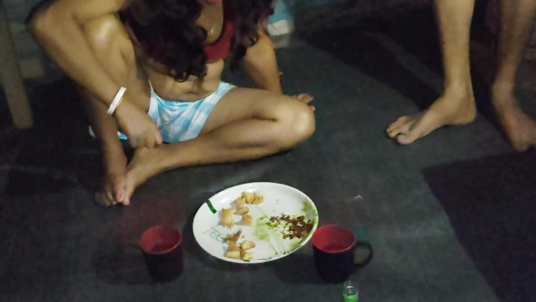 Uttar dinajpur: Sonali yenge partinin tadını çıkarıyor