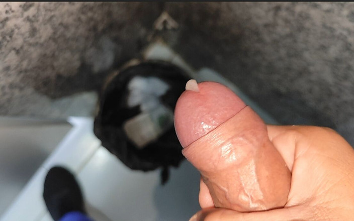 Straight Daddy Club: Pappas otroliga belastning i badrummet på jobbet.