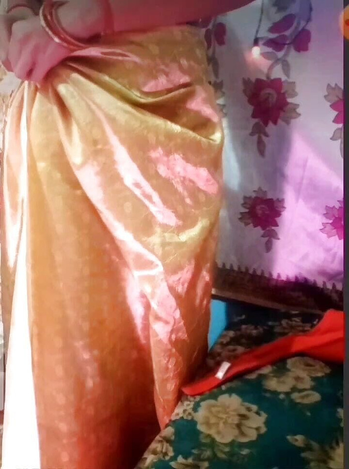 sweet18babyindia: Drobná indická teenagerka si hraje se svou kundičkou