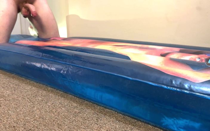 Aussie bi boy: Maldito colchón inflable en la playa lleno de agua Barry