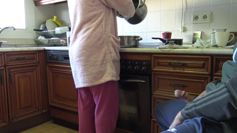 Stepmom Susan: CFNM - nadržená MILFka polyká jeho sperma po masturbaci