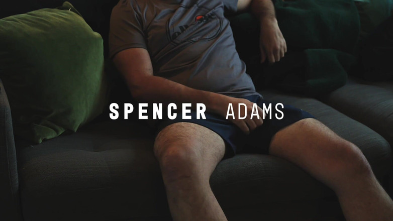 Spencer Adams: Brit bear सोफे पर लंड रगड़ती है, Ellesse Sports Top पर वीर्य का भार डालती है