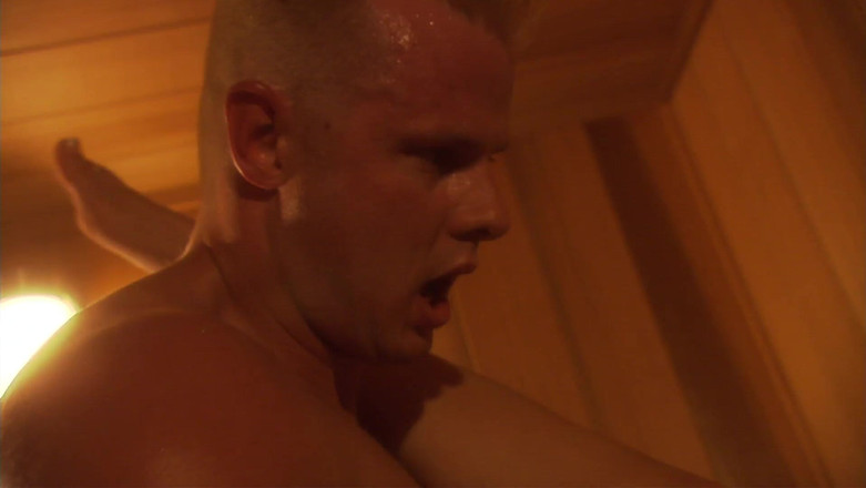 Radical: Nadržená brunetka ošukaná v sauně