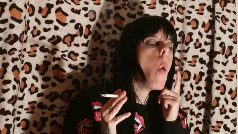 Beth Kinky: Fumez pentru că sunt plictisitoare - Beth Kinky