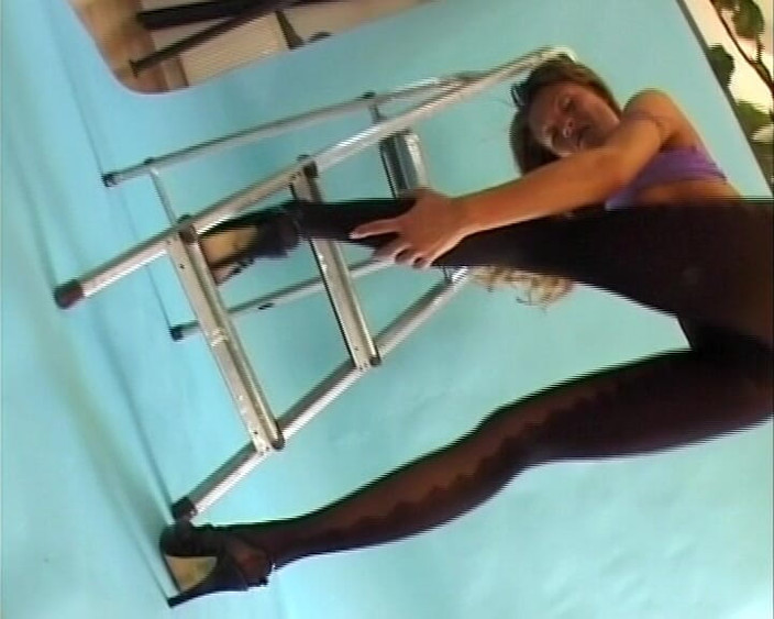 Deutscher hardcore: 섹시한 발로 친구를 기쁘게 하는 거유 독일 갈색 머리