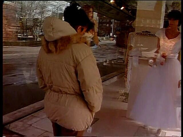 Lucky Cooch: Брюнетка красуня дає інтерв'ю на відкритому повітрі в німецькому вінтажному відео