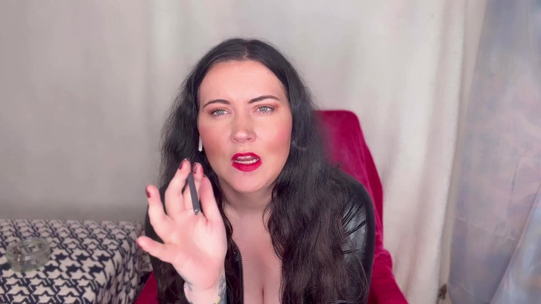 MissFFW: Miss Ffw geniet van een sigaret